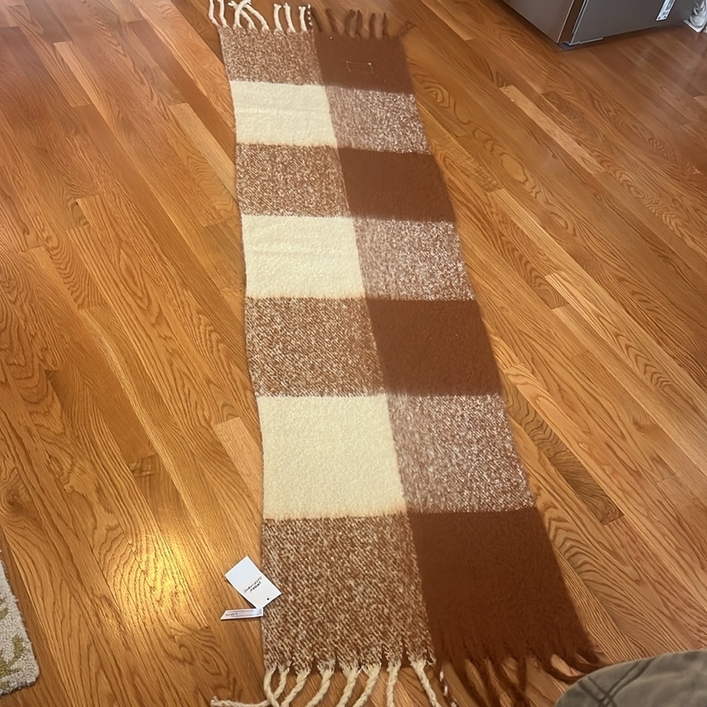 Urban Outfitters Fuzzy Blanket Scarf Wrap Brown Cream  NWT - Picture 8 of 10